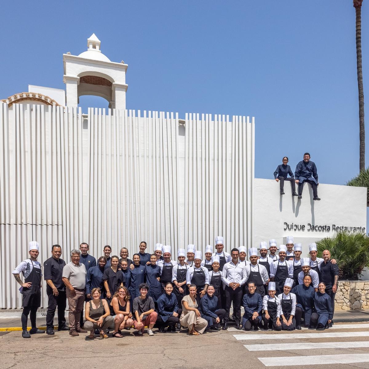 Quique Dacosta, con su equipo del restaurante de Dénia.
