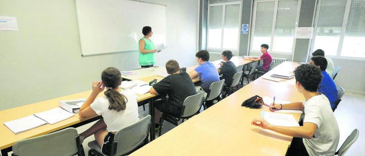 Un grupo de adolescentes, en el curso de verano del Grupo Piquer. | ÁNGEL DE CASTRO