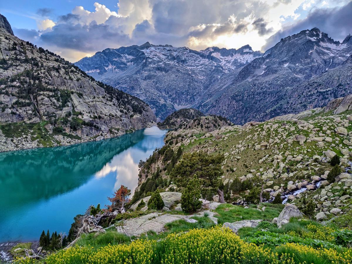 Maravillosa foto del lago en el Parque Nacional de Aiguestortes.