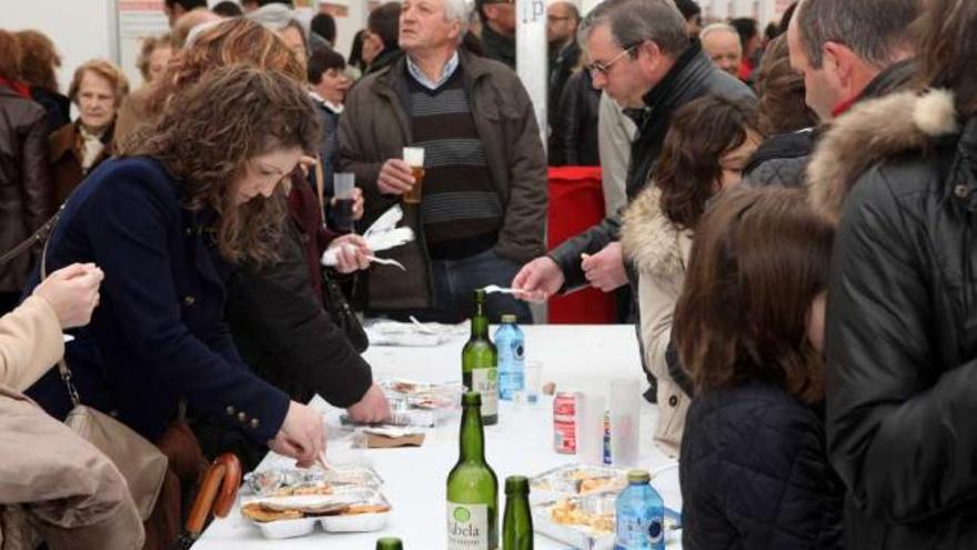 La degustación popular de salmón congregó a numeroso público bajo la carpa.  // Bernabé / Luismy