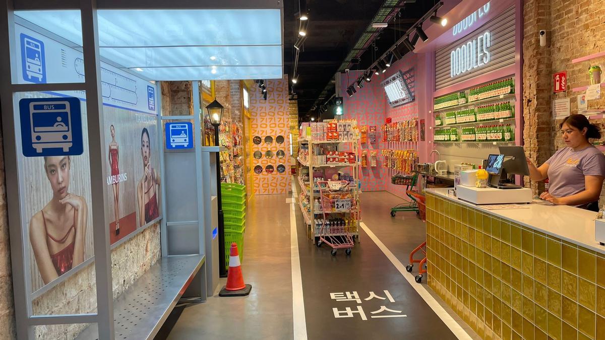 Entrada de Kim Market, con parada de bus coreana para posturear.