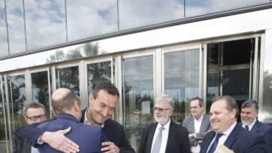 Los alcaldes de Alicante y Elche se saludan afectuosamente en presencia del presidente de Cepyme.