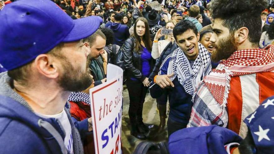 Seguidores de Trump, a la izquierda, discuten con detractores en la Universidad de Illinois, en Chicago. // Efe