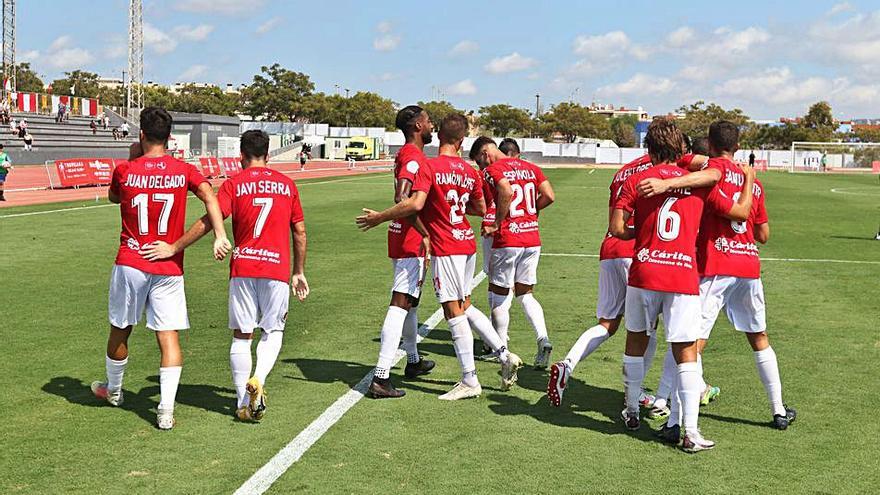 Los futbolistas del CD Ibiza celebran su primer tanto en Can Misses-3, obra de Juan Delgado.