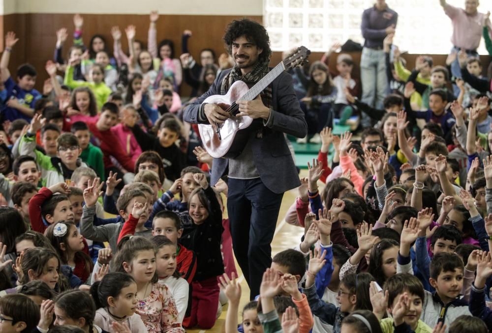 El guitarrista Pablo Sáinz Villegas en el colegio Parque Infantil de Oviedo