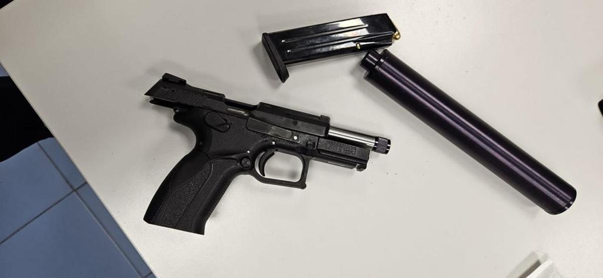 Enxampen un conductor a Caldes amb dues pistoles carregades i un silenciador ocults sota el seient d'una furgoneta