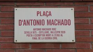 Placa de la plaza de Antonio Machado de Sabadell.