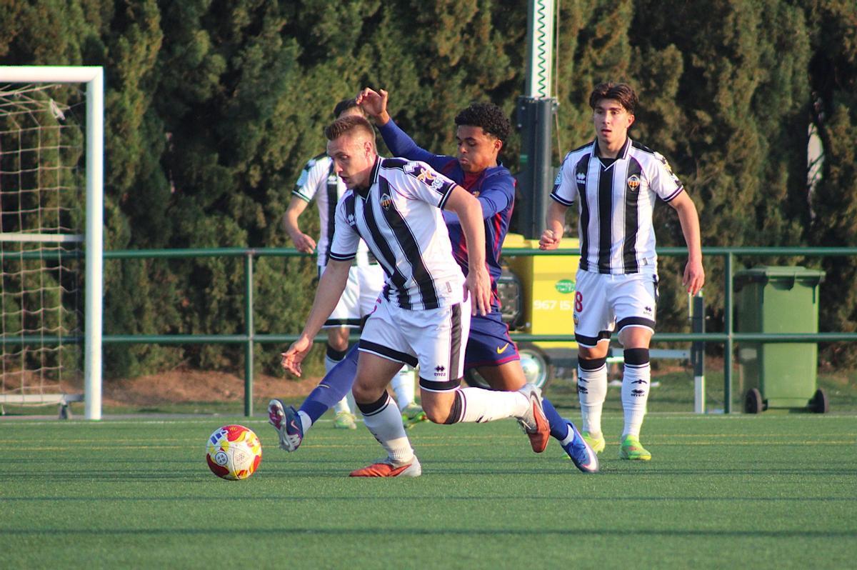 Jugada del primer tiempo del empate a dos en el Castelló B-Barcelona Atlètic.