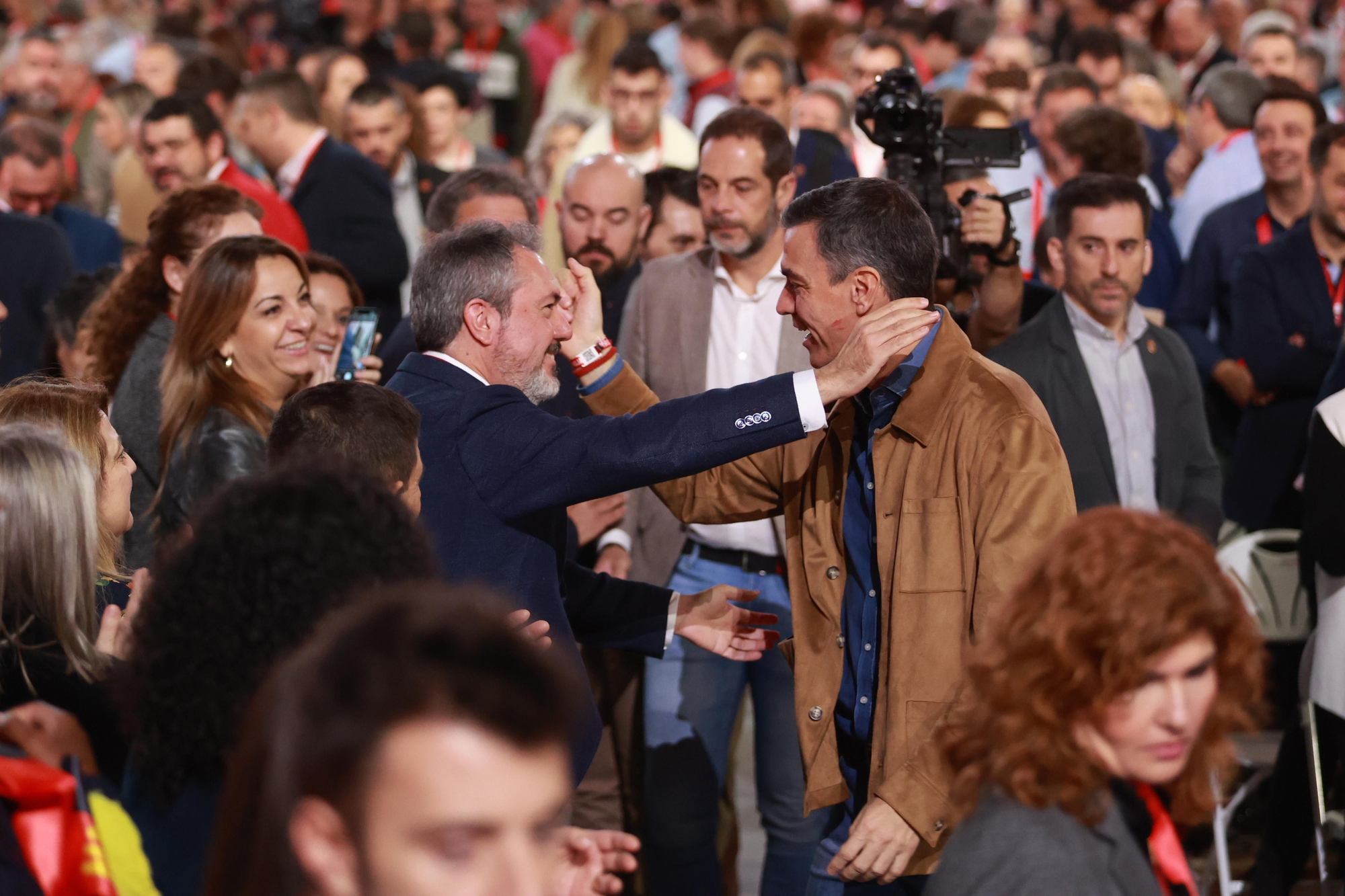 El presidente del Gobierno y secretario general, Pedro Sánchez (d), saluda al secretario general del PSOE-A, Juan Espadas (i), durante la inauguración del 41º Congreso Federal del PSOE en el Palacio de Congresos y Exposiciones, a 30 de noviembre de 2024 en Sevilla (Andalucía, España). El PSOE inaugura su 41 Congreso Federal en el que el partido cerrará filas y se volcará en apoyar a su líder, el presidente del Gobierno y secretario general, Pedro Sánchez. 30 NOVIEMBRE 2024 Rocío Ruz / Europa Press 30/11/2024. JUAN ESPADAS;PEDRO  SÁNCHEZ;Rocío Ruz;