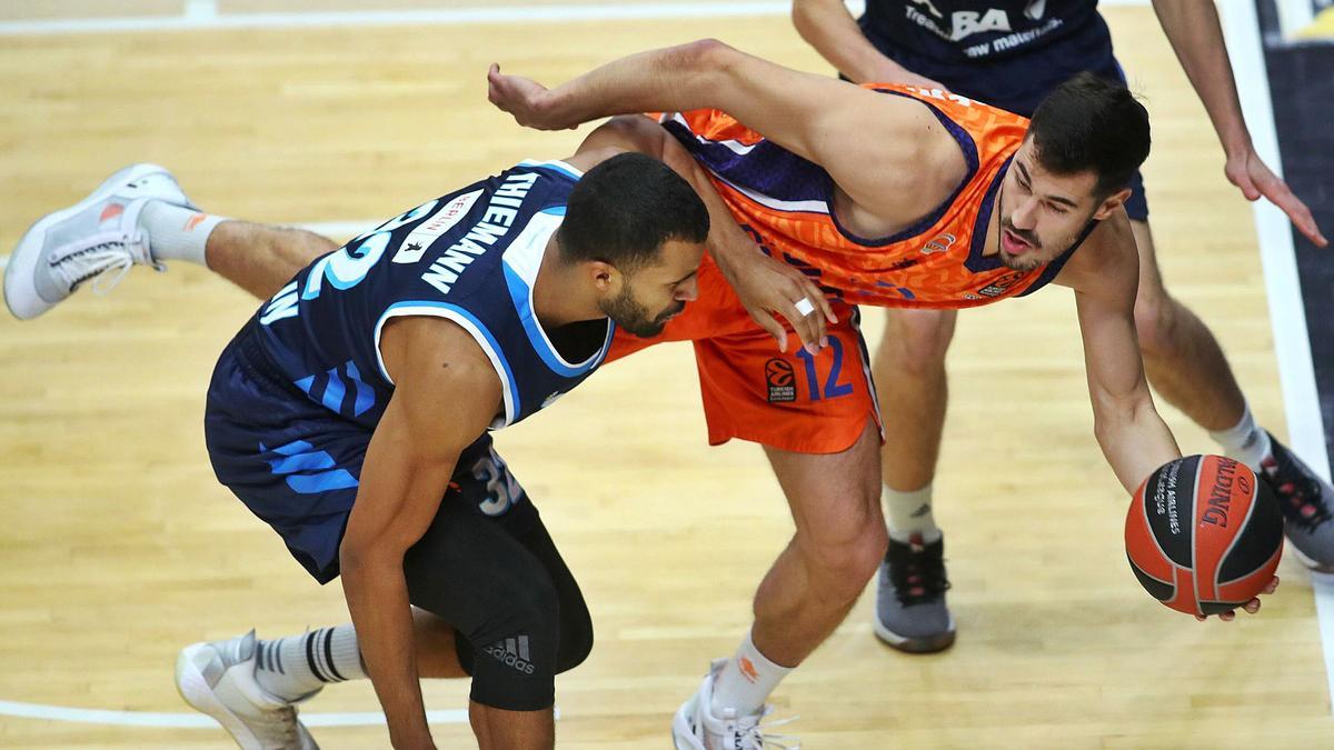 Kalinic evita que se
pierda un balón, ayer
en La Fonteta.  f.calabuig