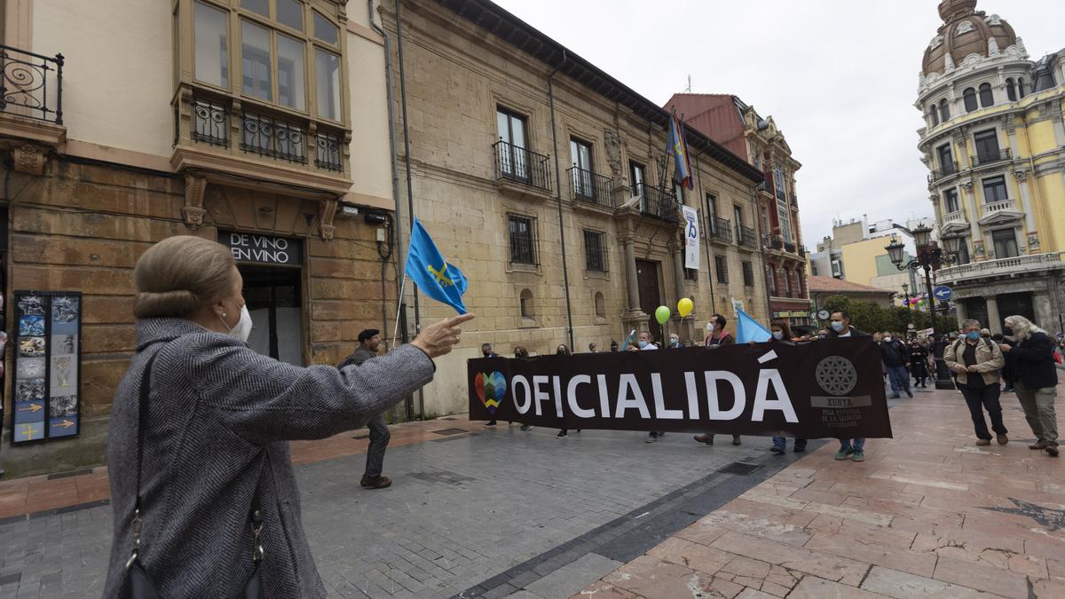 Los partidarios de la cooficialidad del asturiano se manifiestan en Oviedo