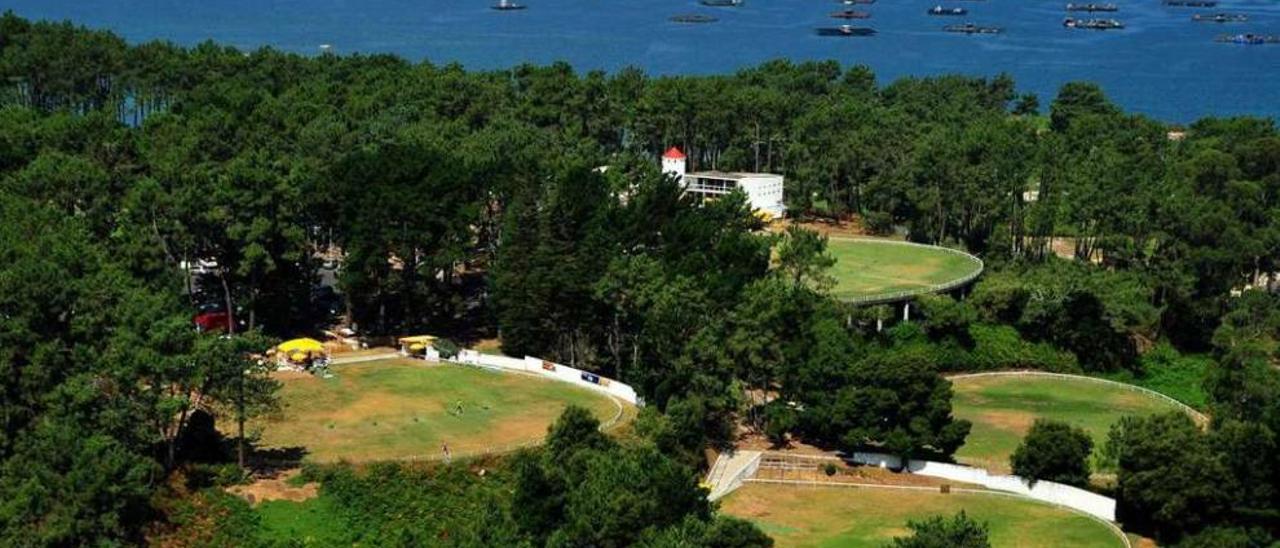 Los campos de tiro de la isla grovense de A Toxa, con O Grove al fondo. // Iñaki Abella