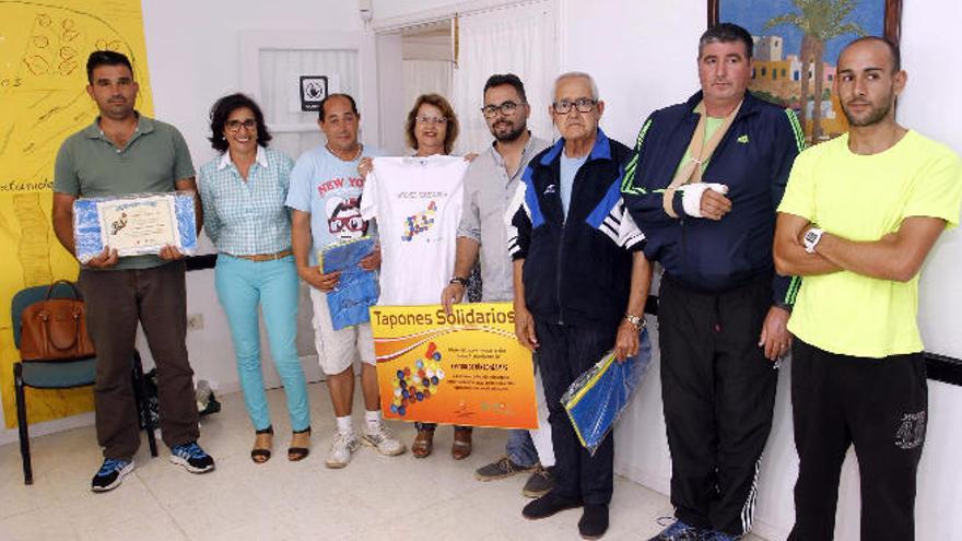 Los voluntarios junto a los consejeros Lucía Tejera y Echedey Eugenio.
