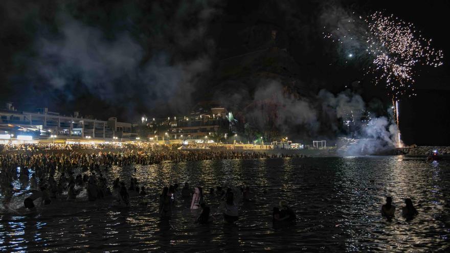 La Noche de San Juan ilumina Playa de Mogán con fuego, emoción y magia