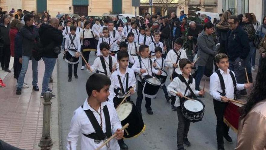 Momento de la inauguración de la Cruz Cuaresmal en la fachada de la Iglesia de Monóvar.