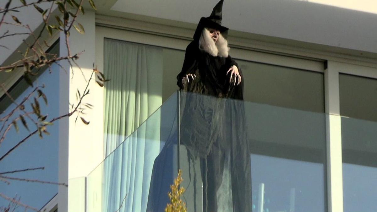 La bruja colocada en una terraza de la vivienda de Shakira que mira hacia la casa de sus exsuegros