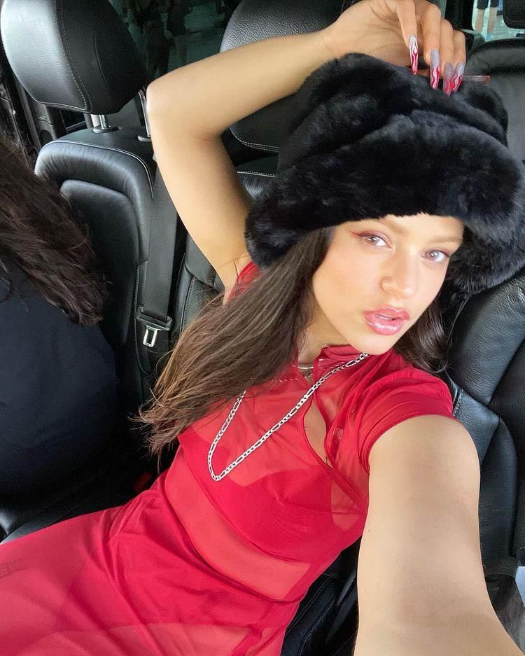 Rosalía, mujer de rojo y supersofisticada
