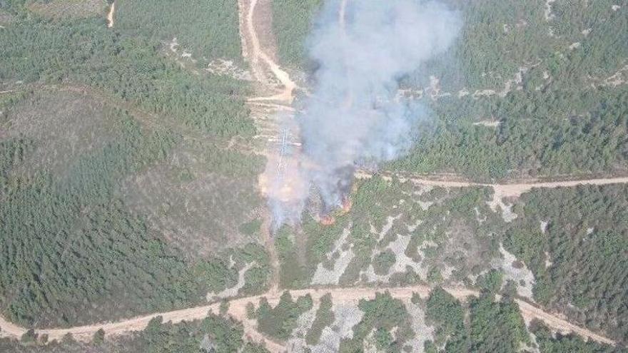 Las llamas obligan a evacuar dos pueblos de León y a solicitar la ayuda de la UME