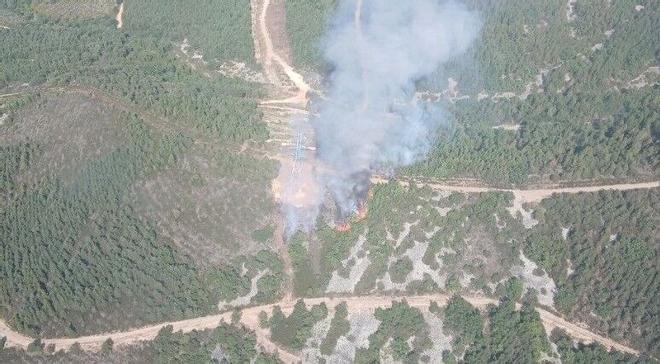 Las llamas obligan a evacuar dos pueblos de León y a solicitar la ayuda de la UME