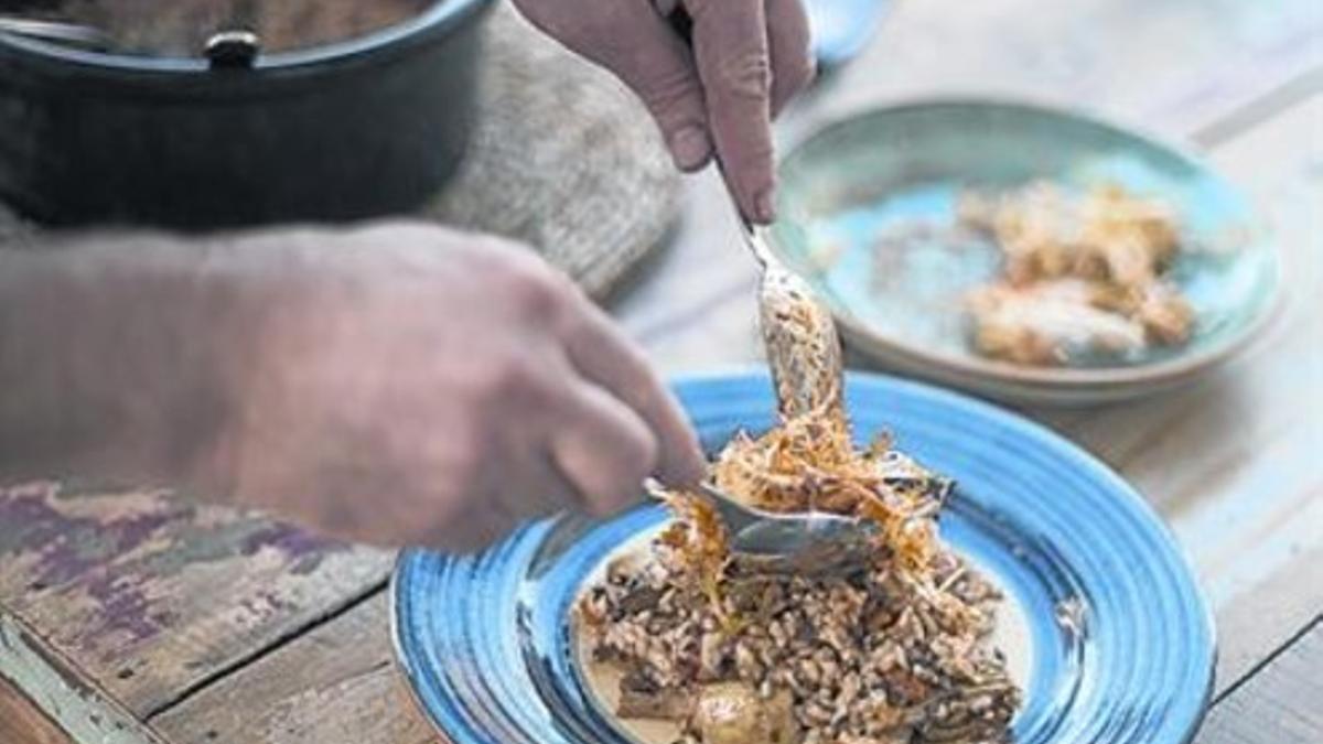 Manel Marqués, chef del Suquet del Almirall, prepara un arroz.