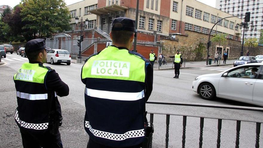 Agentes de la Policía Local durante un control.