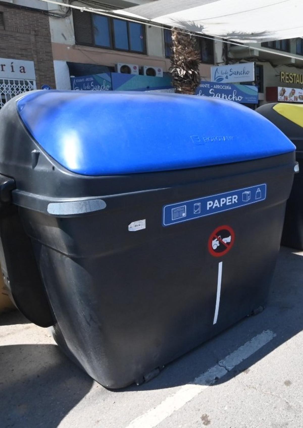 Imagen del nuevo contenedor de papel y cartón en el Grau, este jueves.