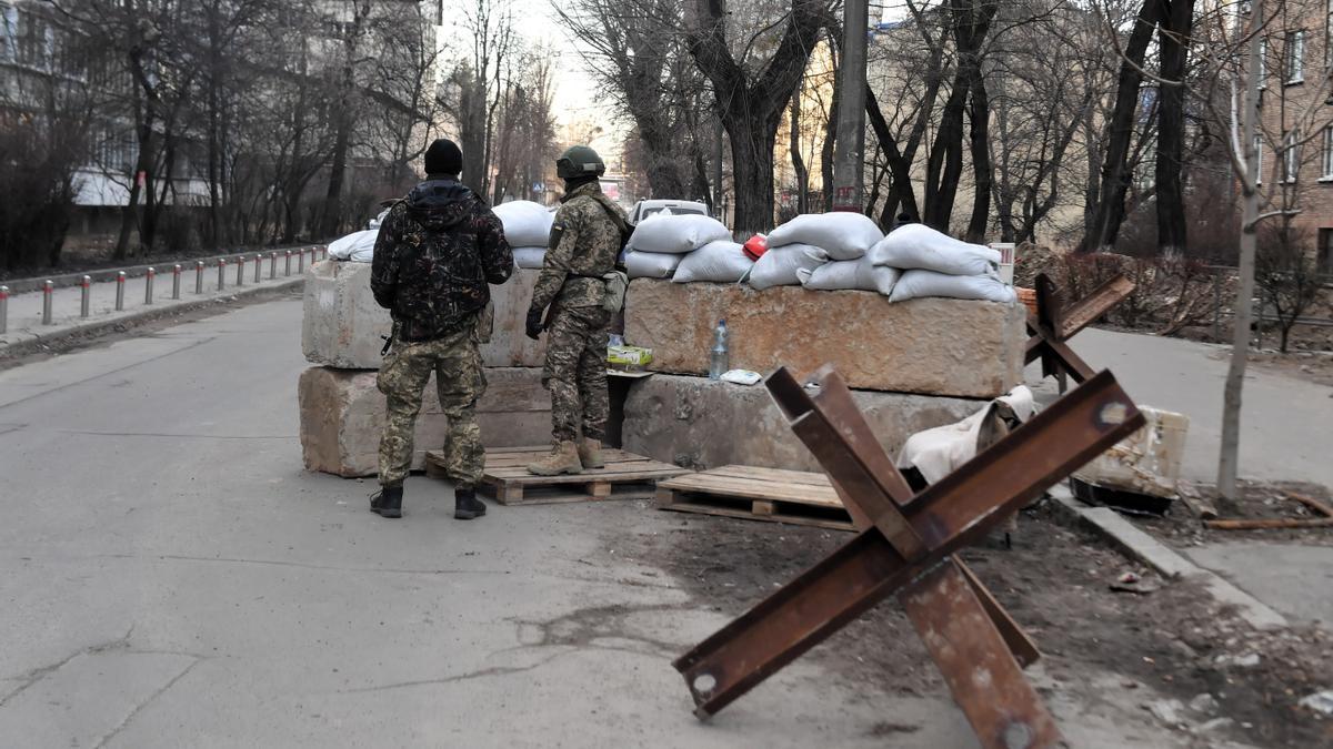 Soldados ucranianos en una barricada en Kiev.
