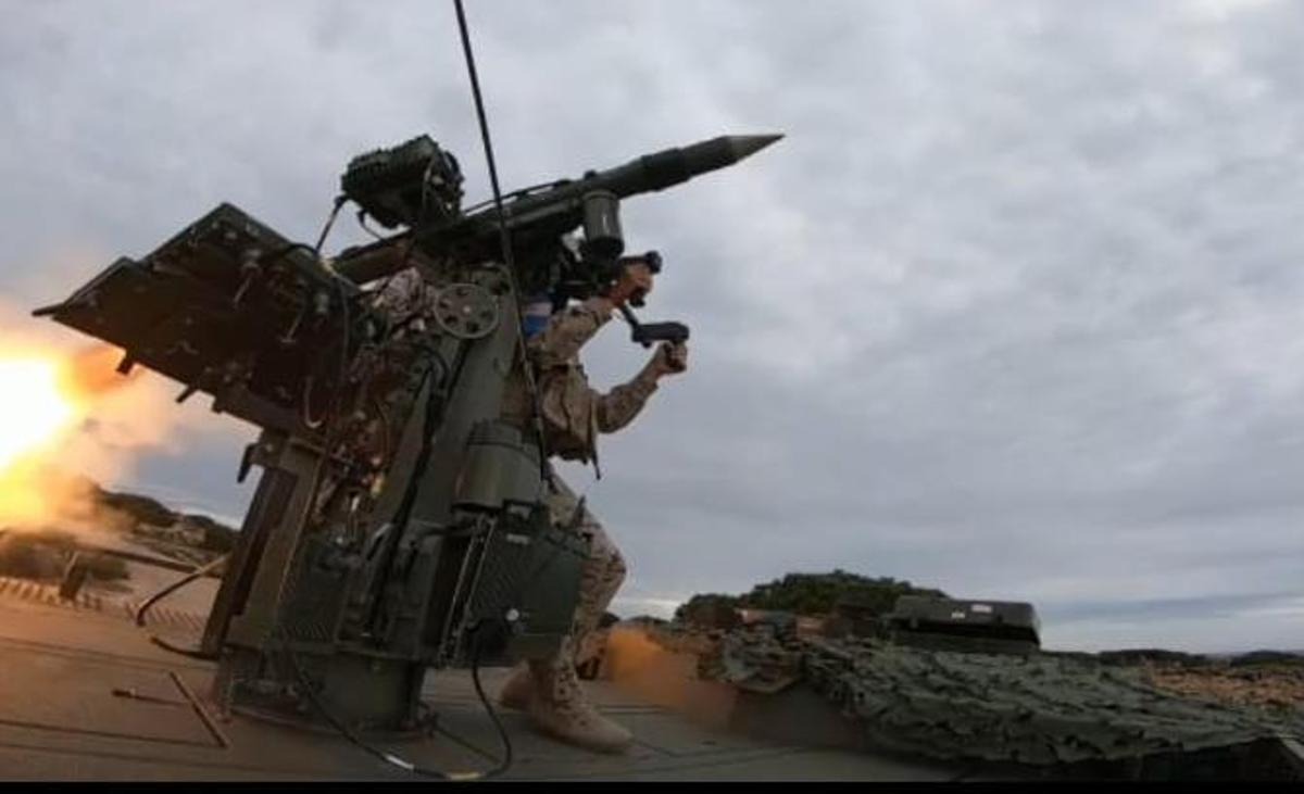 Un soldado dispara un misil antiaéreo Mistral