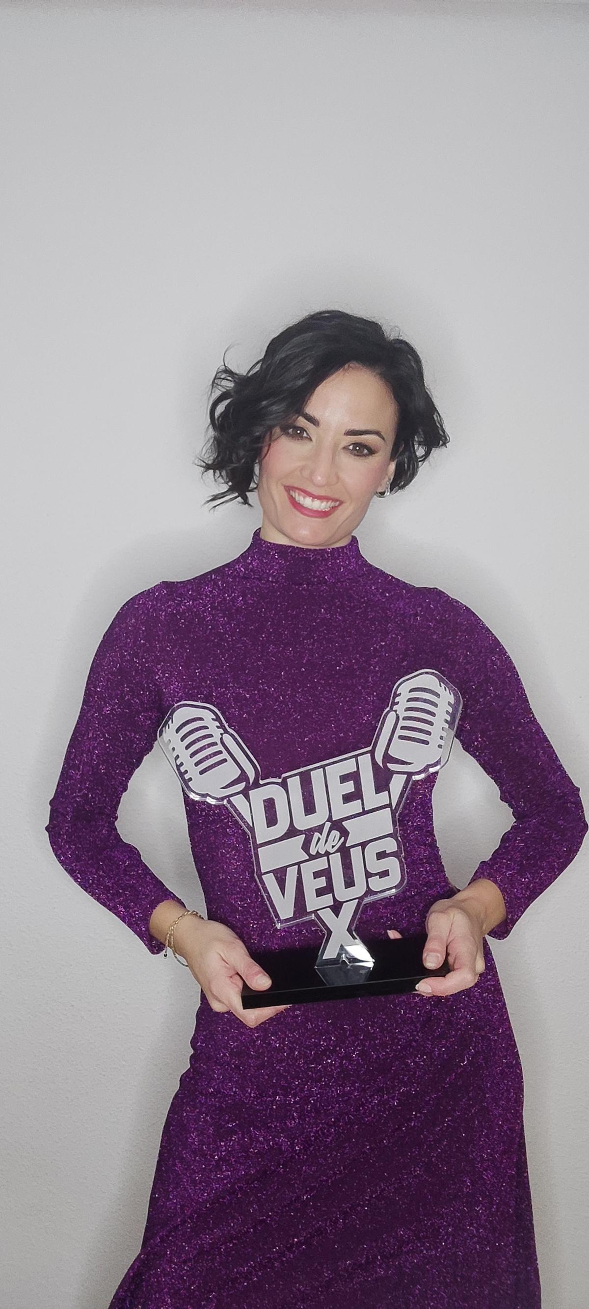 La cantant del Grau de Castelló mostra el seu trofeu.