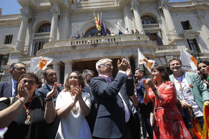 Baño de masas de Ribó y Gómez tras la constitución del ayuntamiento