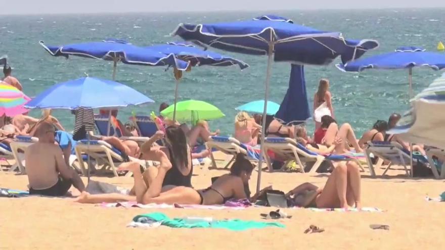 Ola de calor: visitantes en Lloret de Mar (Girona) combaten en la playa las altas temperaturas