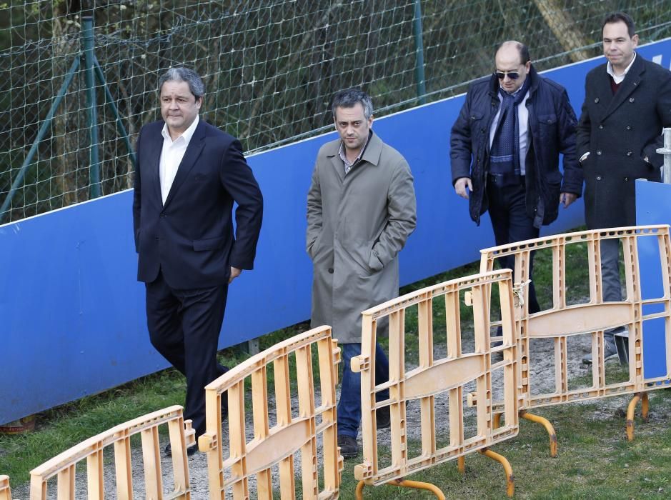 El presidente del Deportivo, Tino Fernández, acompañóal alcalde en su reunión con el equipo.