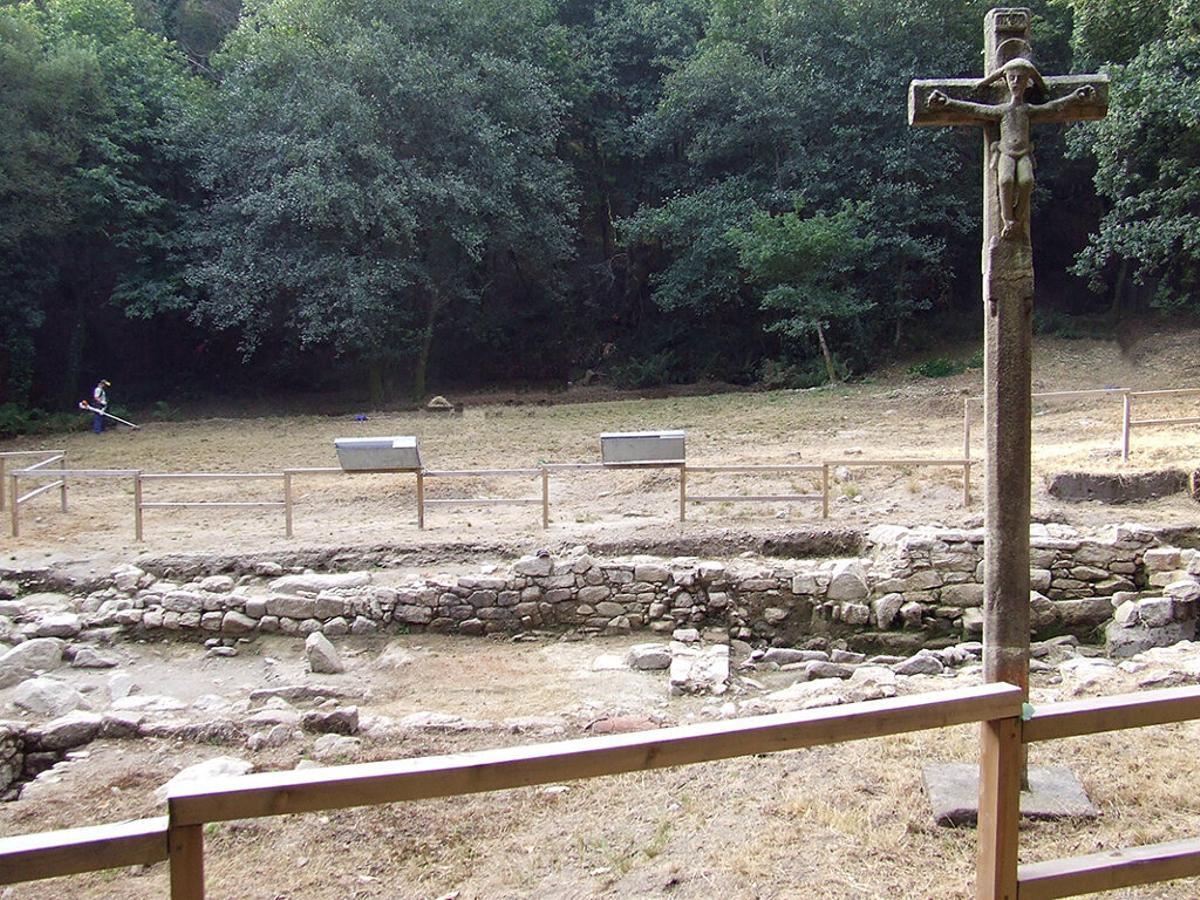 El cruceiro del yacimiento, construido antes del comienzo de las excavaciones arqueológicas