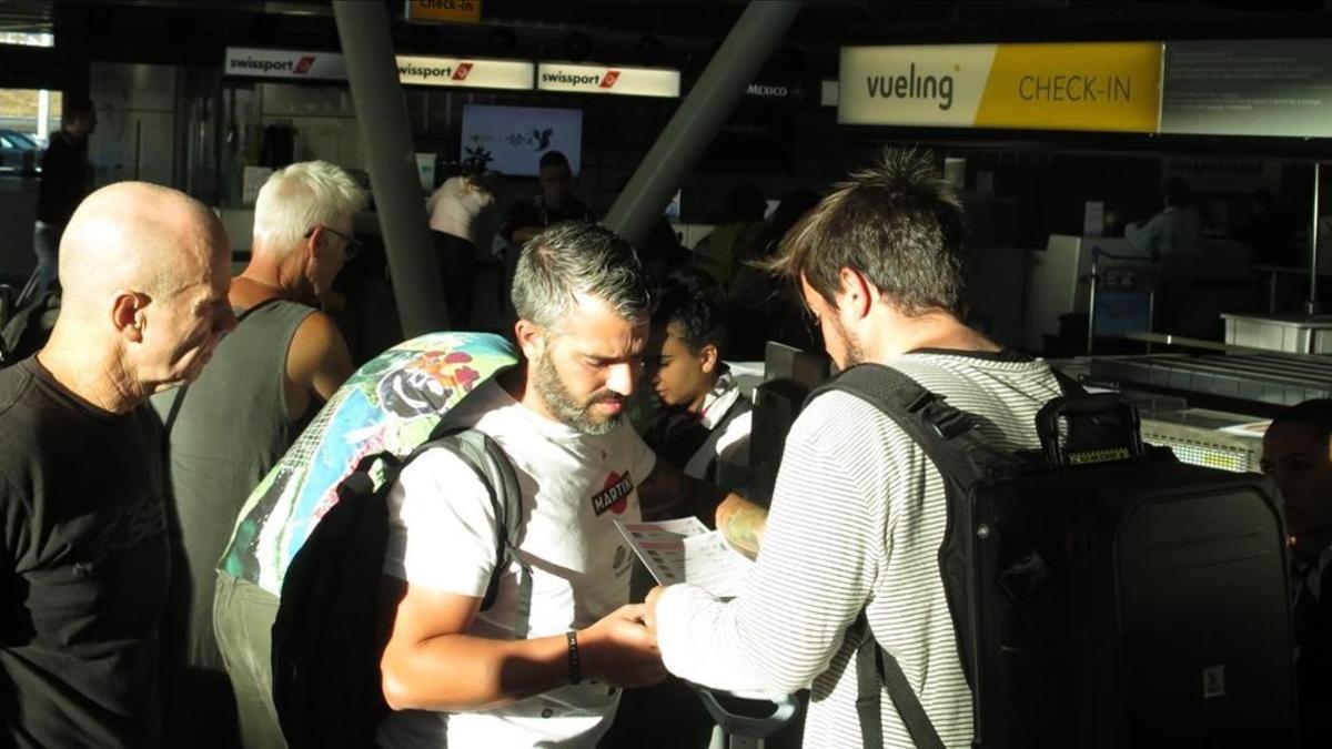 Un grupo de pasajeros del Vueling Amsterdam-Barcelona, cancelado, el pasado 2 de julio, tratan de averiguar qué ha ocurrido.