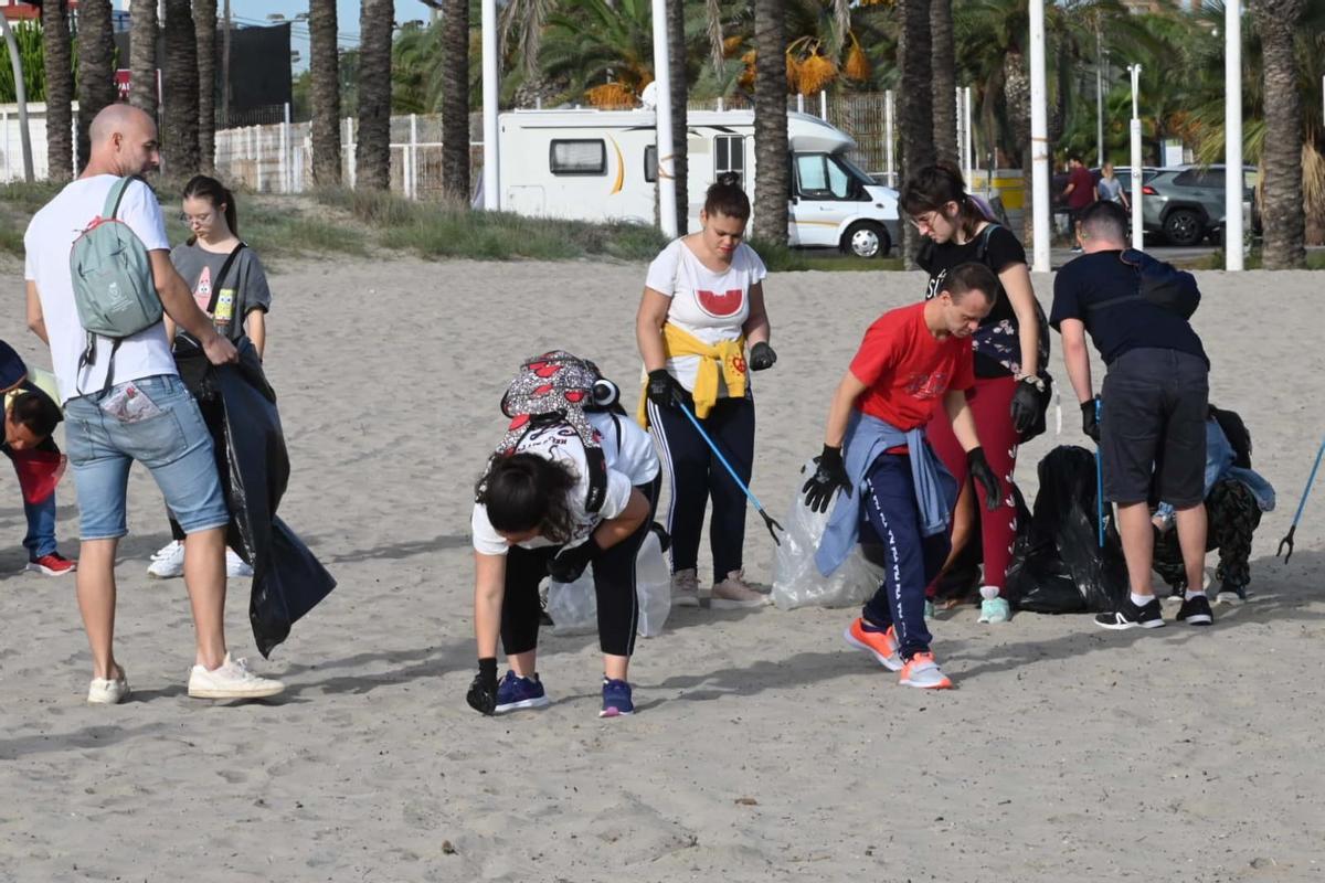 Recogida de ‘basuraleza’ en las playas del Grau de Castelló