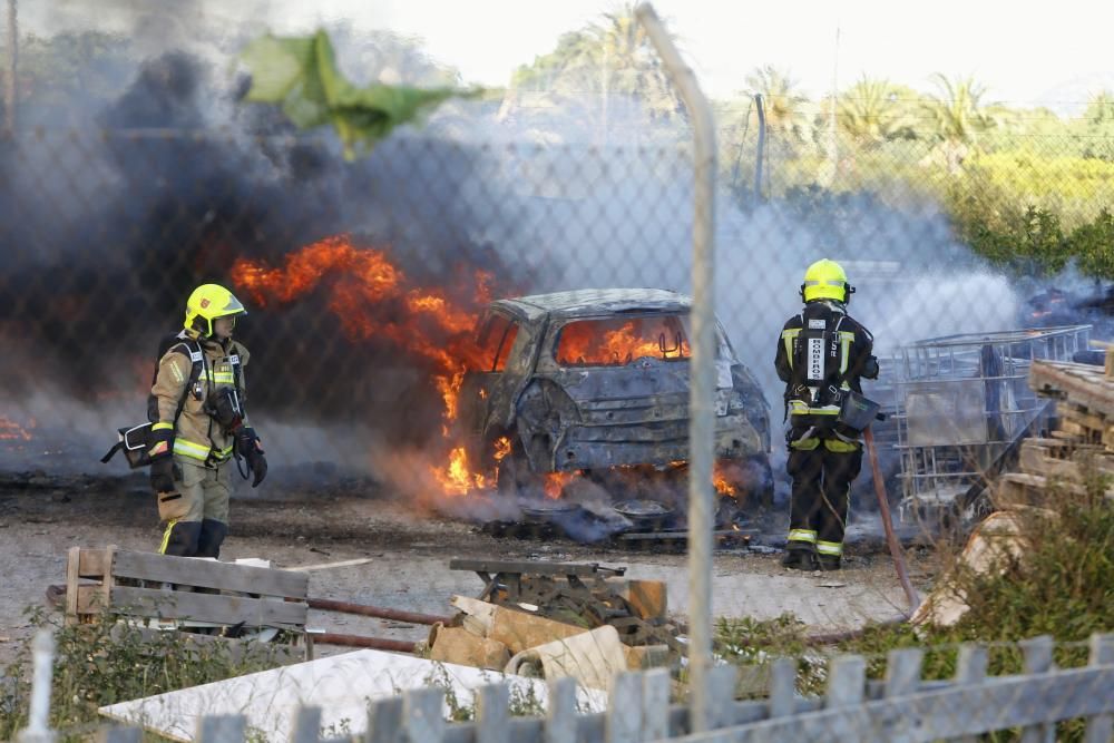 Las imágenes del incendio en un almacén de palés genera una gran columna de humo en Alicante.