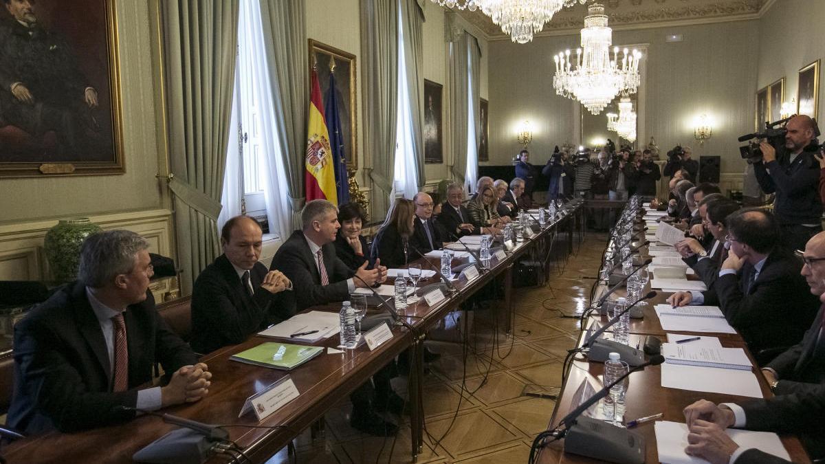 García de la Vega, segundo por la izquierda, en la comisión de expertos.