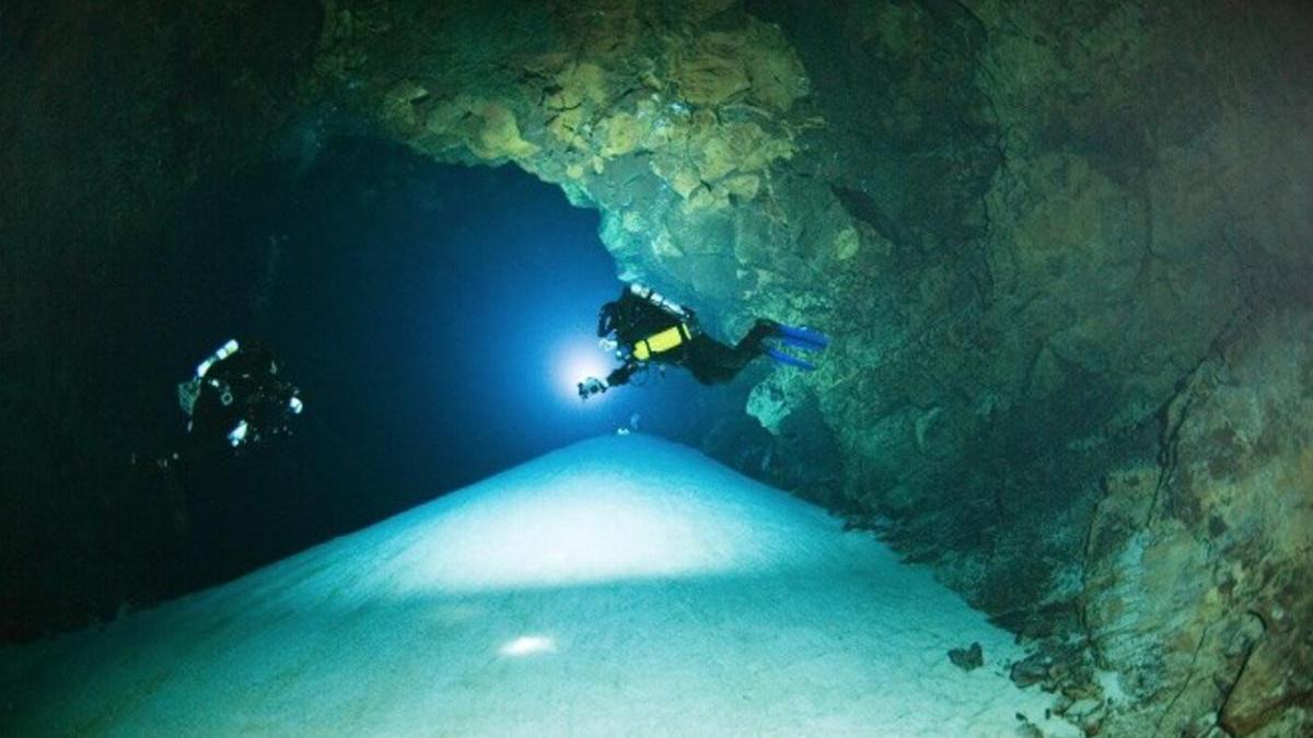 Buceadores en el Túnel de la Atlántida en una imagen de archivo /