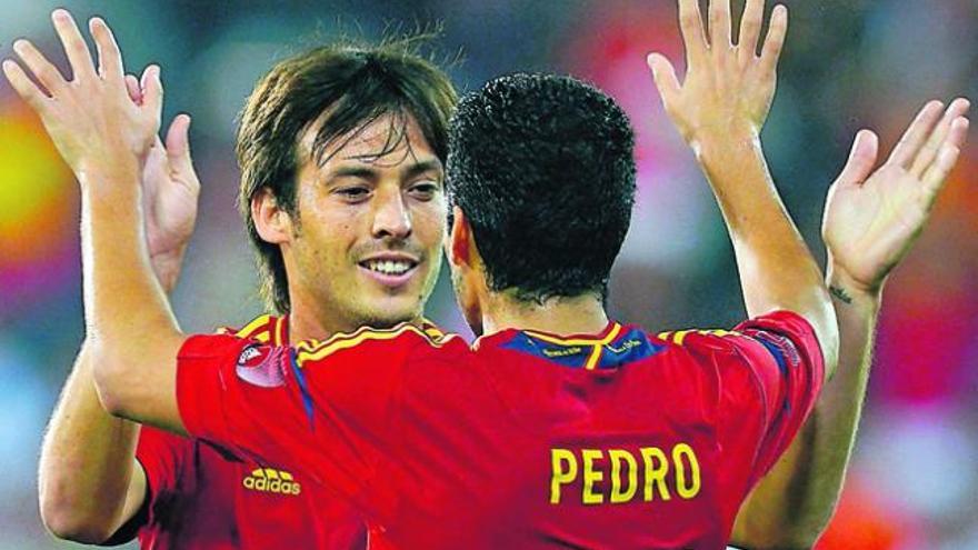 David Silva y Pedro Rodríguez celebran el gol  que elaboraron entre los dos jugadores canarios de la selección.