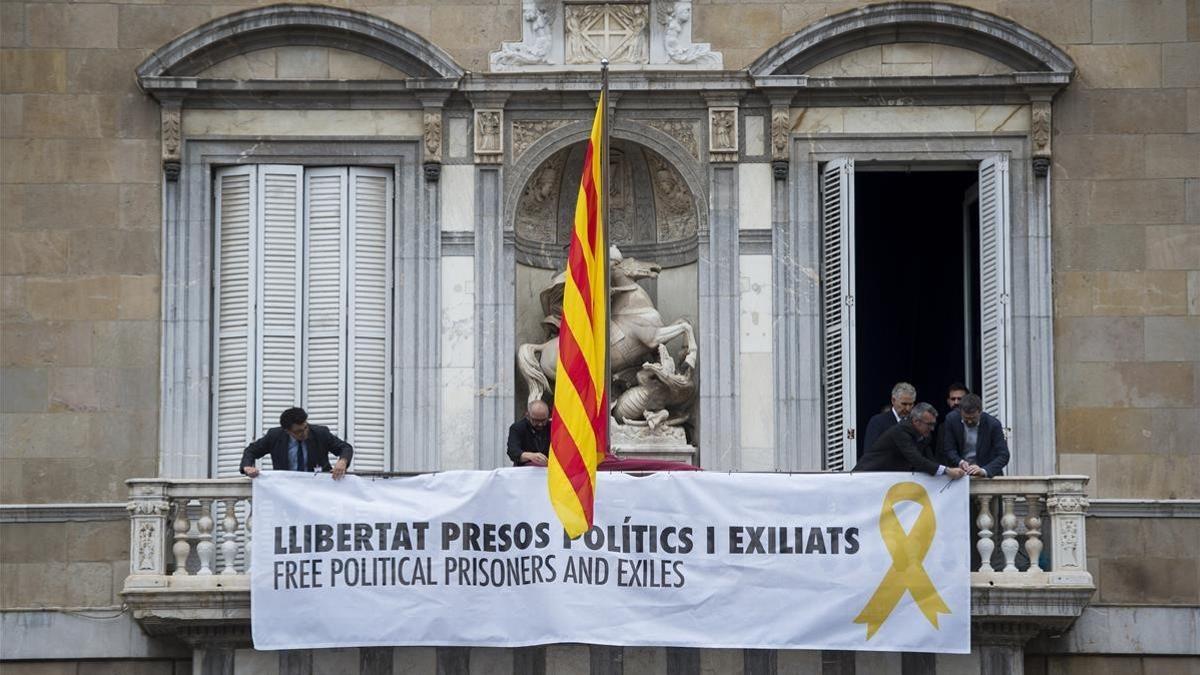 Pancarta para la libertad de los politicos encarcelados colgada en el balcon de la Generalitat tras la toma deposesion del  nou Govern  de Quim Torr