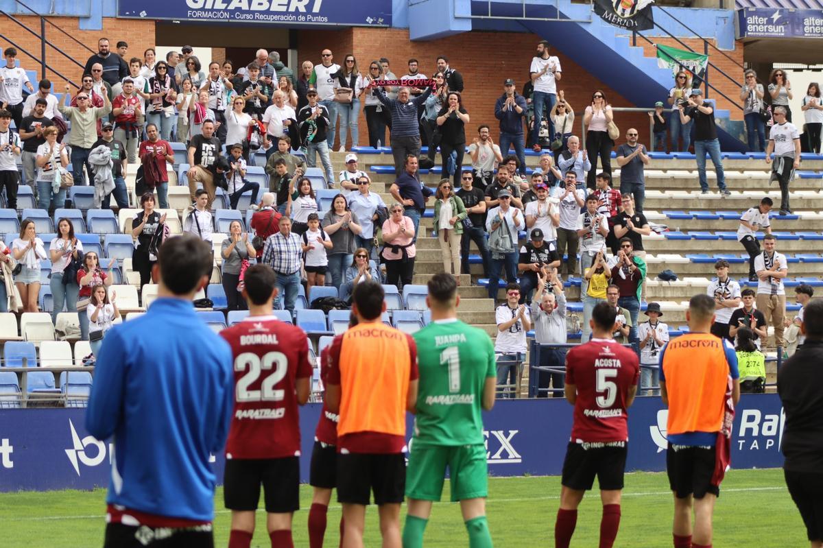 Los jugadores del Mérida agradecen el apoyo de los aficionados que les acompañaron en Huelva.