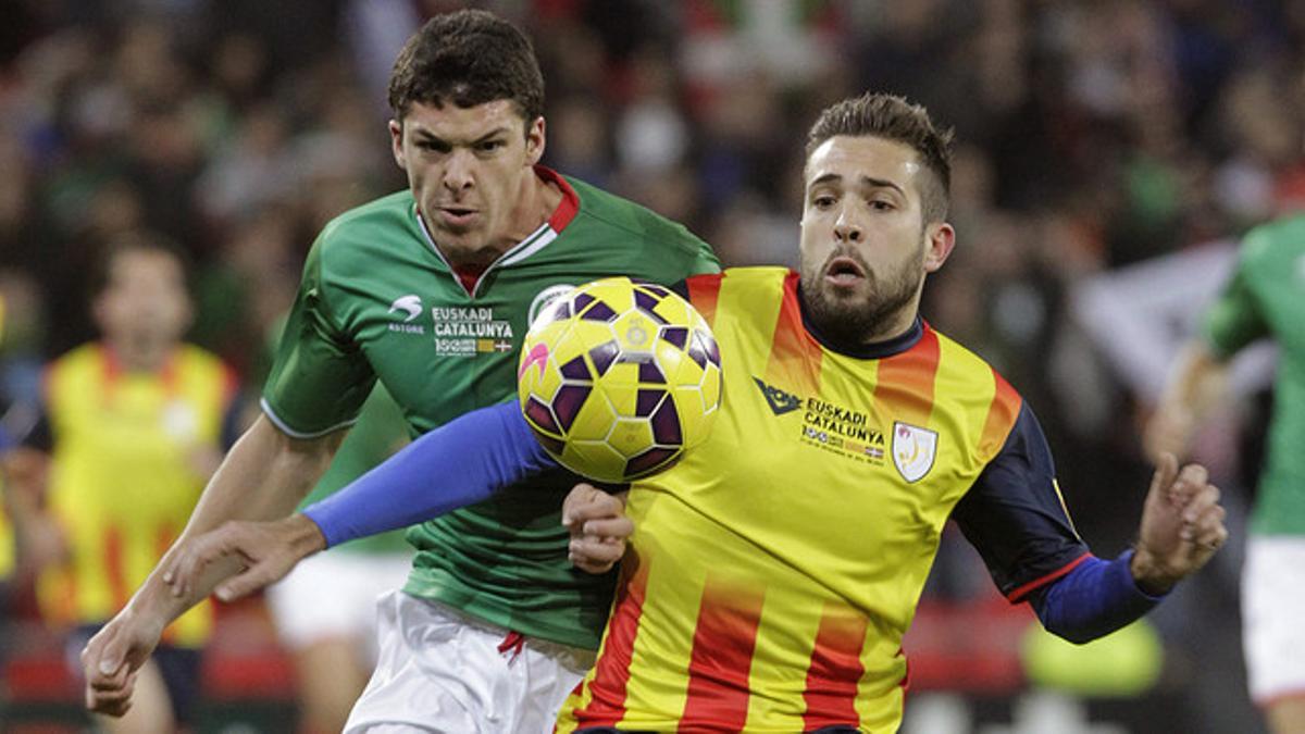 Jordi Alba y Ander Capa disputan el balón en San Mamés