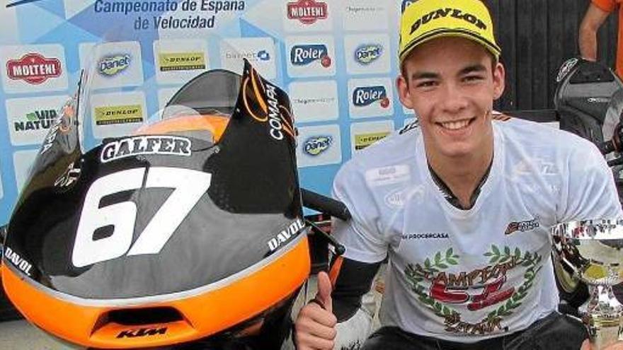 Gerard Riu amb el trofeu que l&#039;acredita com a campió estatal de Moto3