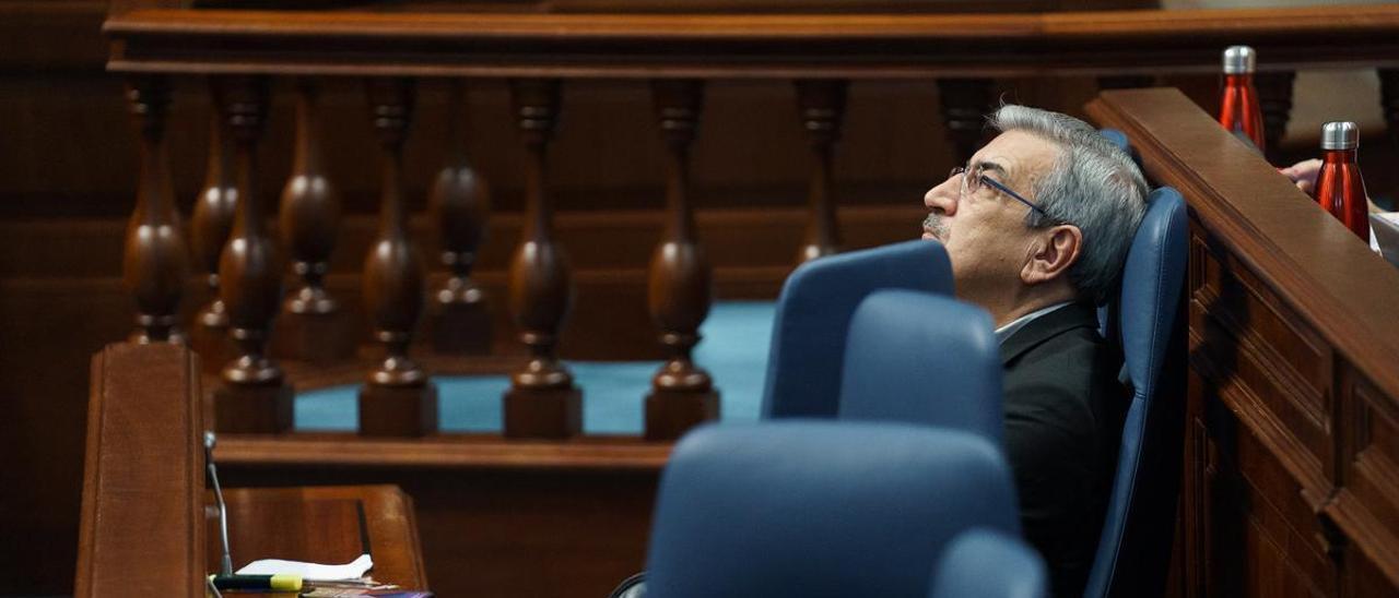 Imagen del Parlamento de Canarias con el vicepresidente Román Rodríguez pensativo al fondo.