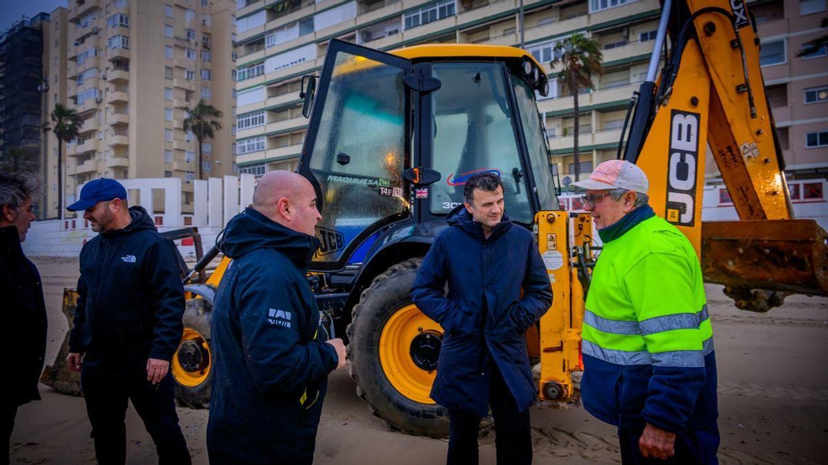 El alcalde de Cádiz, Bruno García, supervisando los trabajos tras los daños causados por los temporales en las playas.