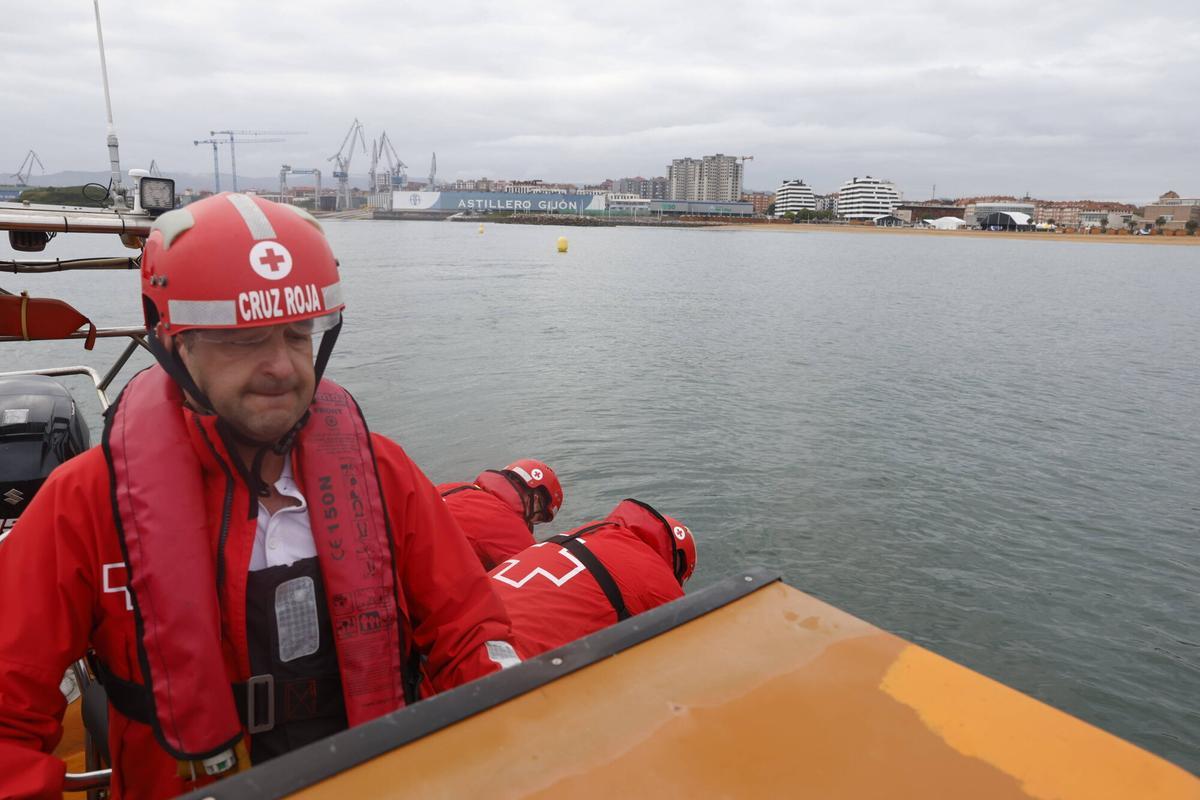 El control de la calidad de las aguas del mar de Gijón, en imágenes