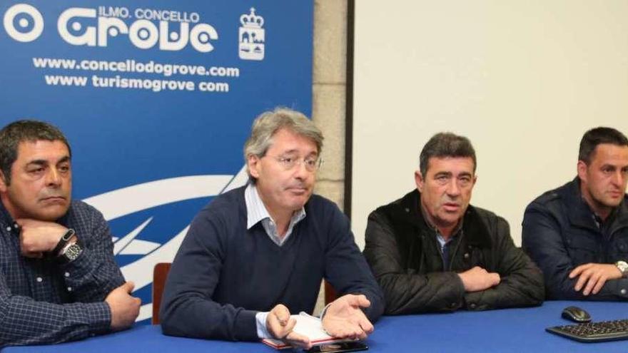 El alcalde (2º i.) y los representantes de los bateeiros, en la reunión del miércoles. // Muñiz