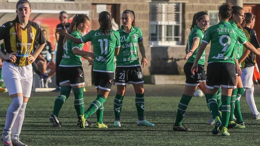 Las jugadoras del Oviedo Moderno celebran uno de los goles que consiguieron la pasada jornada ante el Monte.