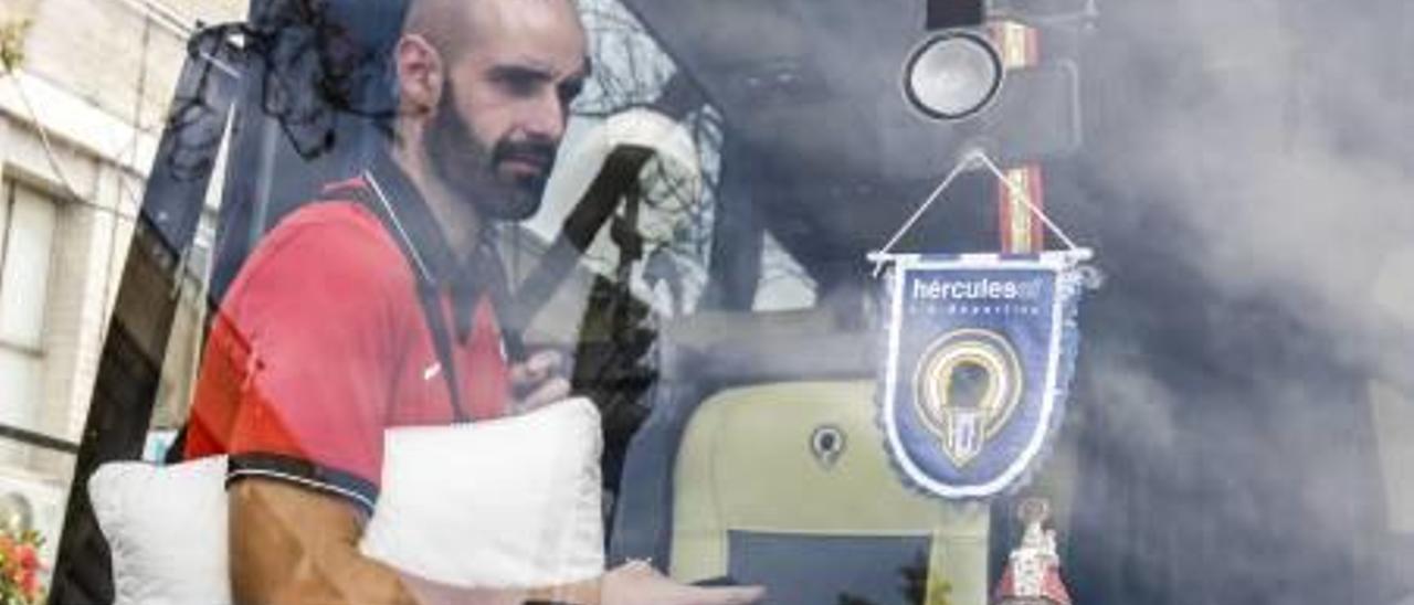 Chema sube al autobús del Hércules, almohada en mano, antes de un viaje.