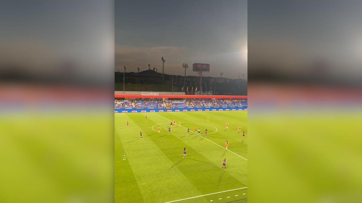 El Barça Femení inicia la pretemporada amb un eclipsi enmig del partit.